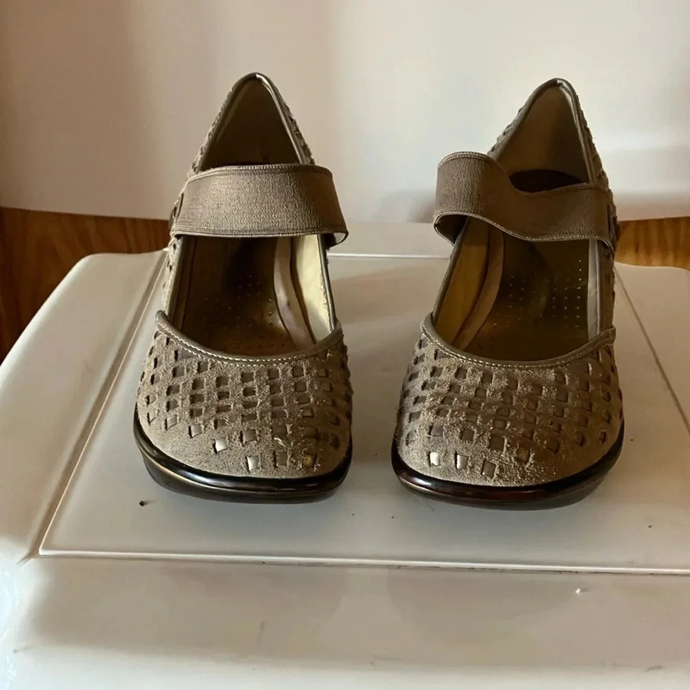 Jambu Tan Wedges